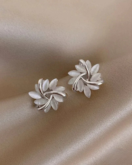 Ilse  - Elegante und exquisite Opal-Ohrstecker mit Blütenblatt-Motiv in Gold
