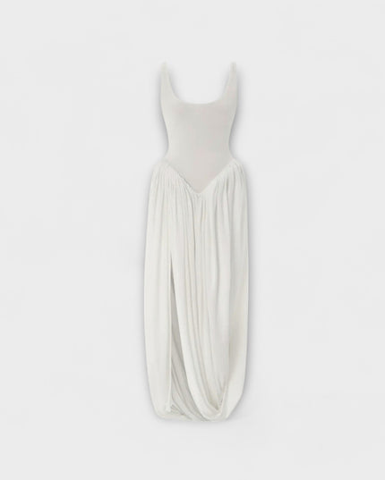 Sarah - Drapiertes Maxikleid mit skulpturalem Rock und seitlichem Schlitz