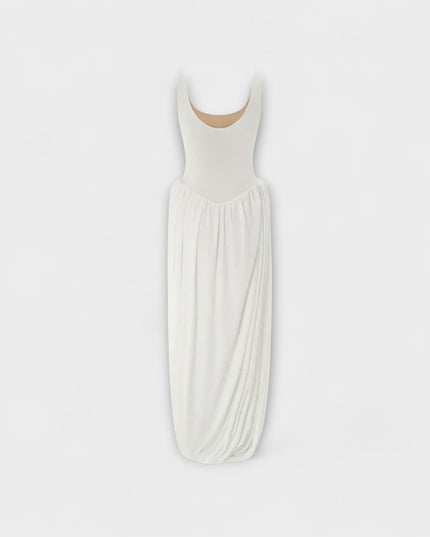 Sarah - Drapiertes Maxikleid mit skulpturalem Rock und seitlichem Schlitz