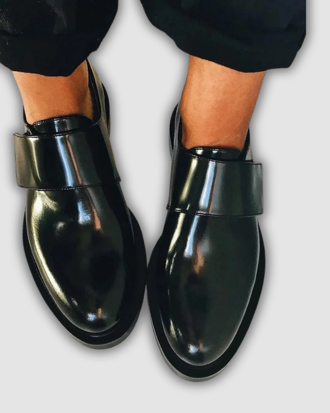 Dietlinde - Elegante Glanz-Mokassins mit Riemen
