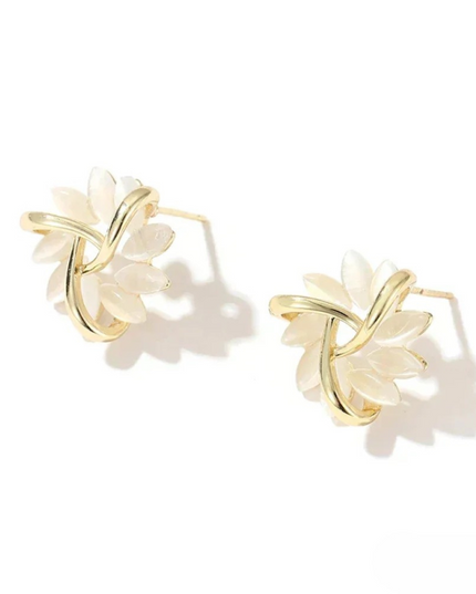 Ilse  - Elegante und exquisite Opal-Ohrstecker mit Blütenblatt-Motiv in Gold