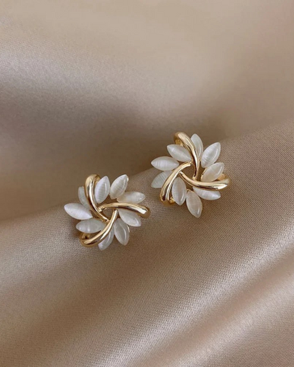 Ilse  - Elegante und exquisite Opal-Ohrstecker mit Blütenblatt-Motiv in Gold