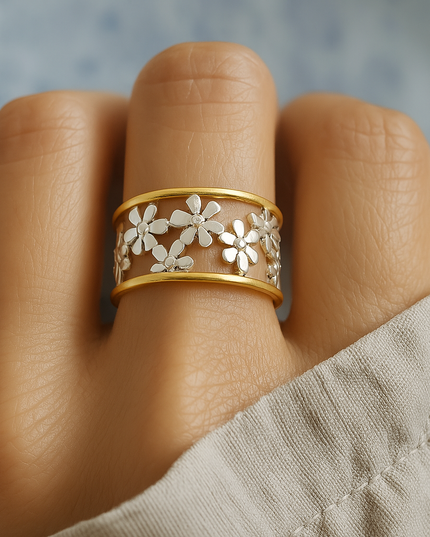 Ilse – Anmutiger, unregelmäßiger verstellbarer Ring mit hohler Margerite