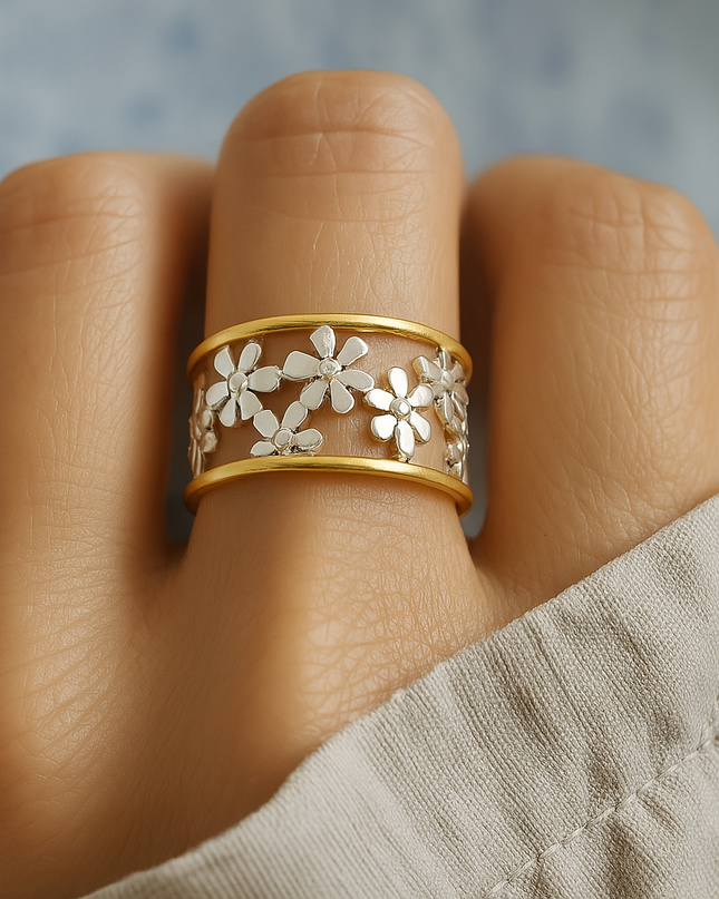 Ilse – Anmutiger, unregelmäßiger verstellbarer Ring mit hohler Margerite