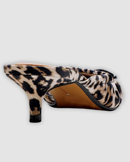 Cleo - Leoparden-Mules mit Schmetterlingsknoten