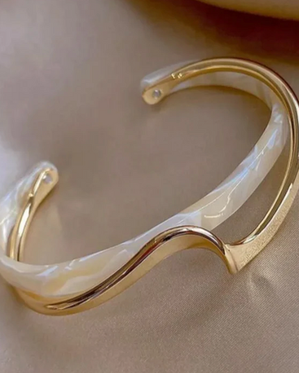 Ilse  - Elegantes goldenes Armband mit weißem Opal
