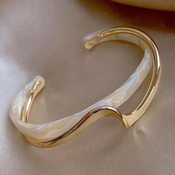 Ilse  - Elegantes goldenes Armband mit weißem Opal