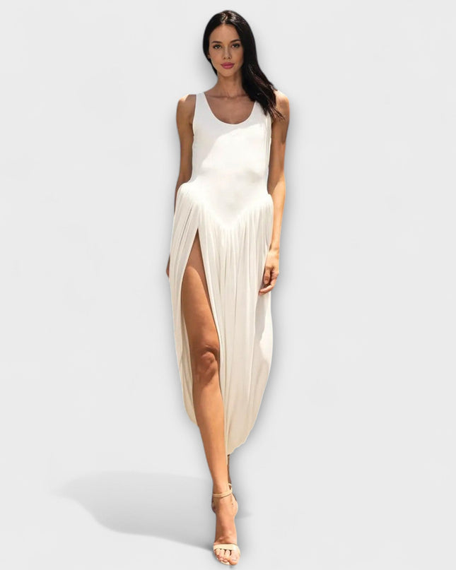 Sarah - Drapiertes Maxikleid mit skulpturalem Rock und seitlichem Schlitz