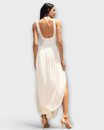 Sarah - Drapiertes Maxikleid mit skulpturalem Rock und seitlichem Schlitz