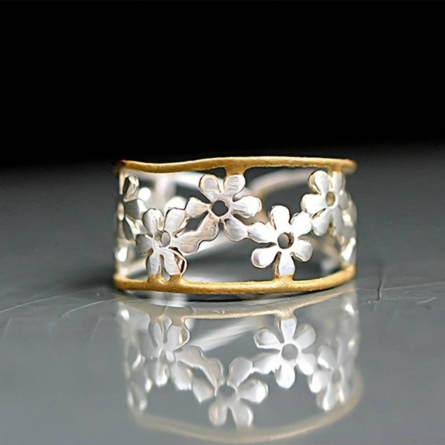 Ilse – Anmutiger, unregelmäßiger verstellbarer Ring mit hohler Margerite